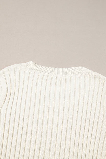 Weißer strickpullover mit zopfmuster