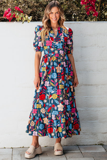 Grünes retro-maxikleid mit blumenmuster und geteiltem ausschnitt