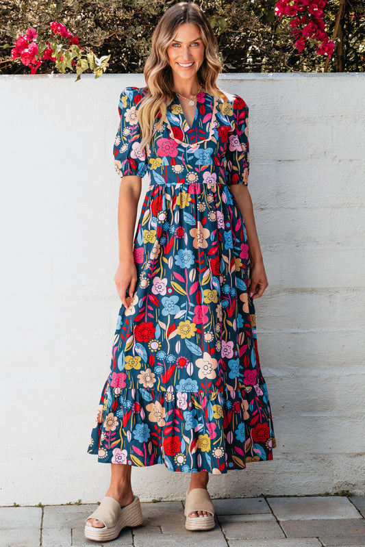 Grünes retro-maxikleid mit blumenmuster und geteiltem ausschnitt