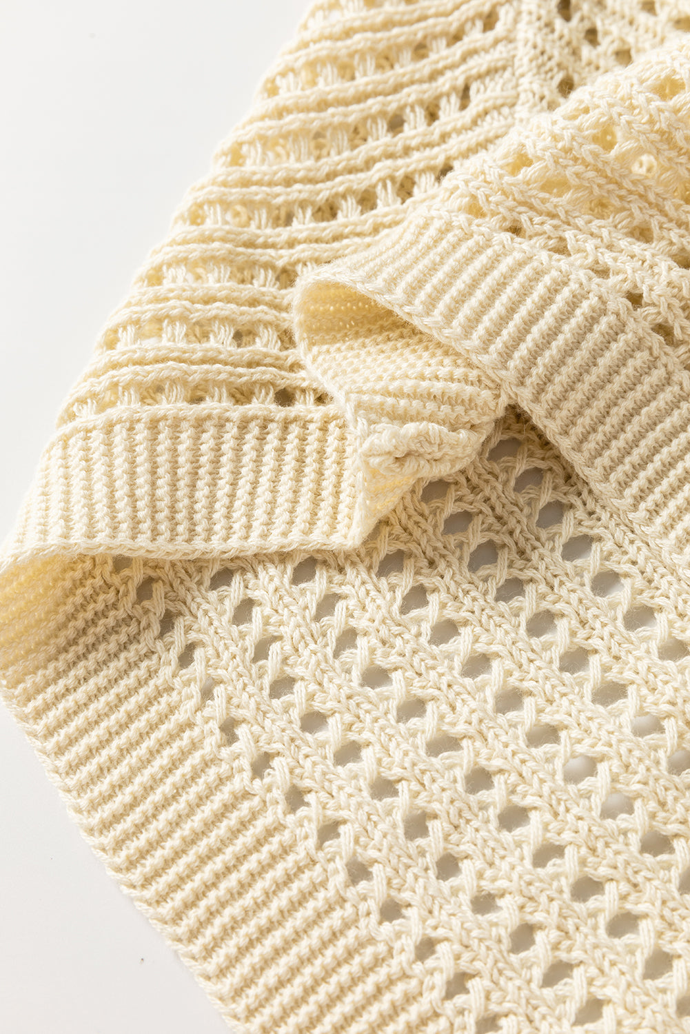 Aprikosenfarbener pullover mit offenem strickband und ärmeln