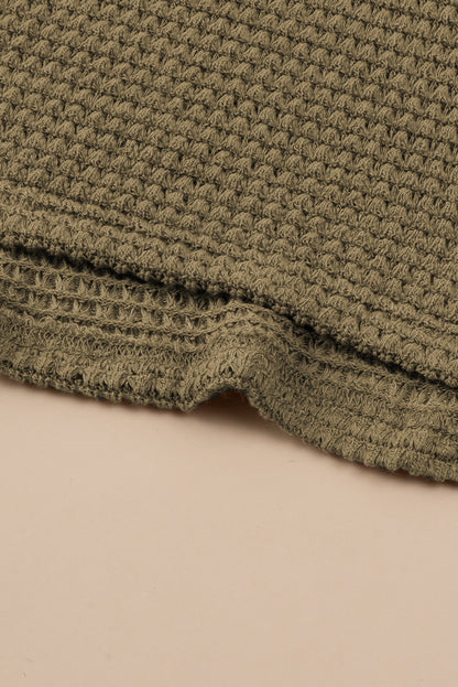 Dschungelgrünes ärmelloses langes Kleid aus Waffelstrick mit Schlitzen