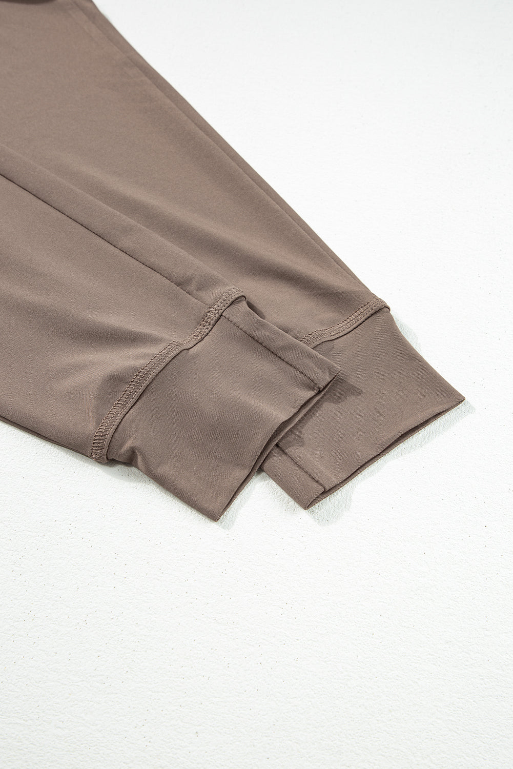 Dunkelbraune jogginghose mit taschen und kordelzug an der taille