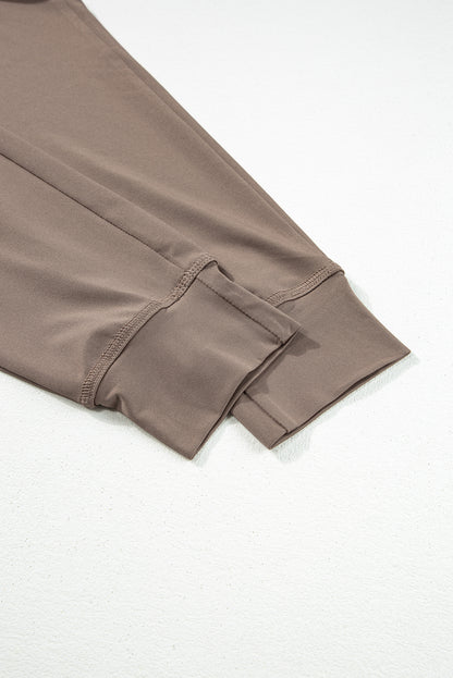 Dunkelbraune jogginghose mit taschen und kordelzug an der taille