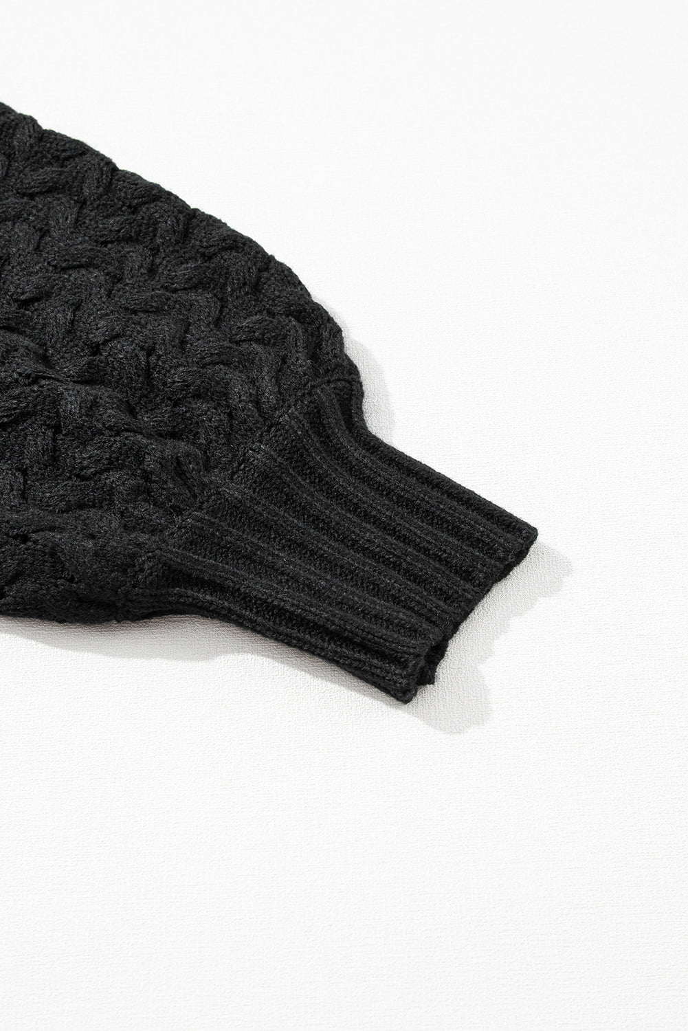 Schwarzer pullover mit zopfstrickärmeln und hängeschultern