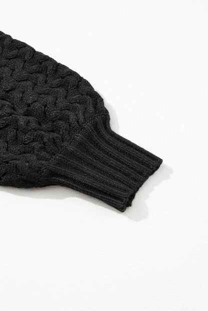 Schwarzer pullover mit zopfstrickärmeln und hängeschultern