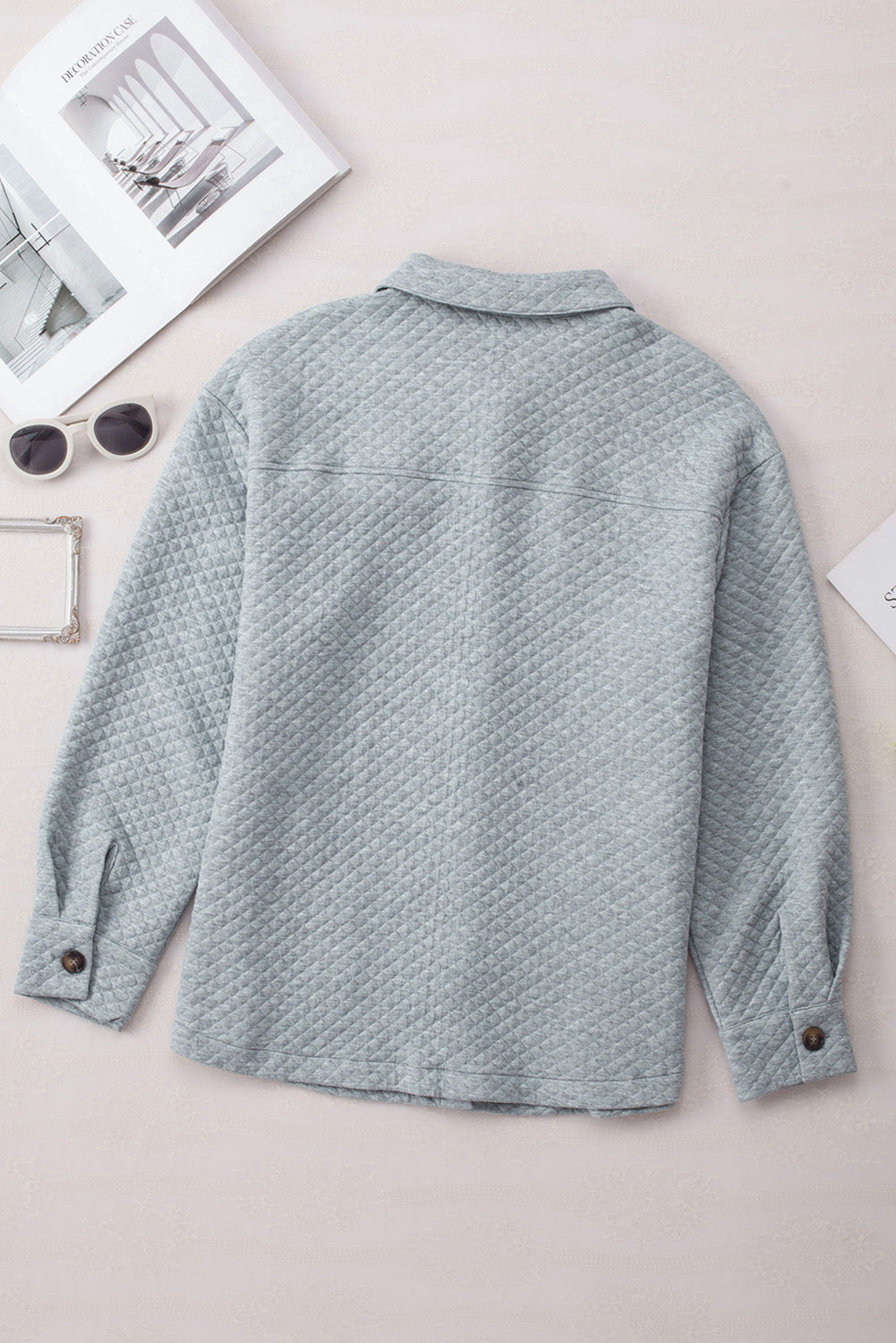 Graue retro steppjacke mit klappe und knopfleiste