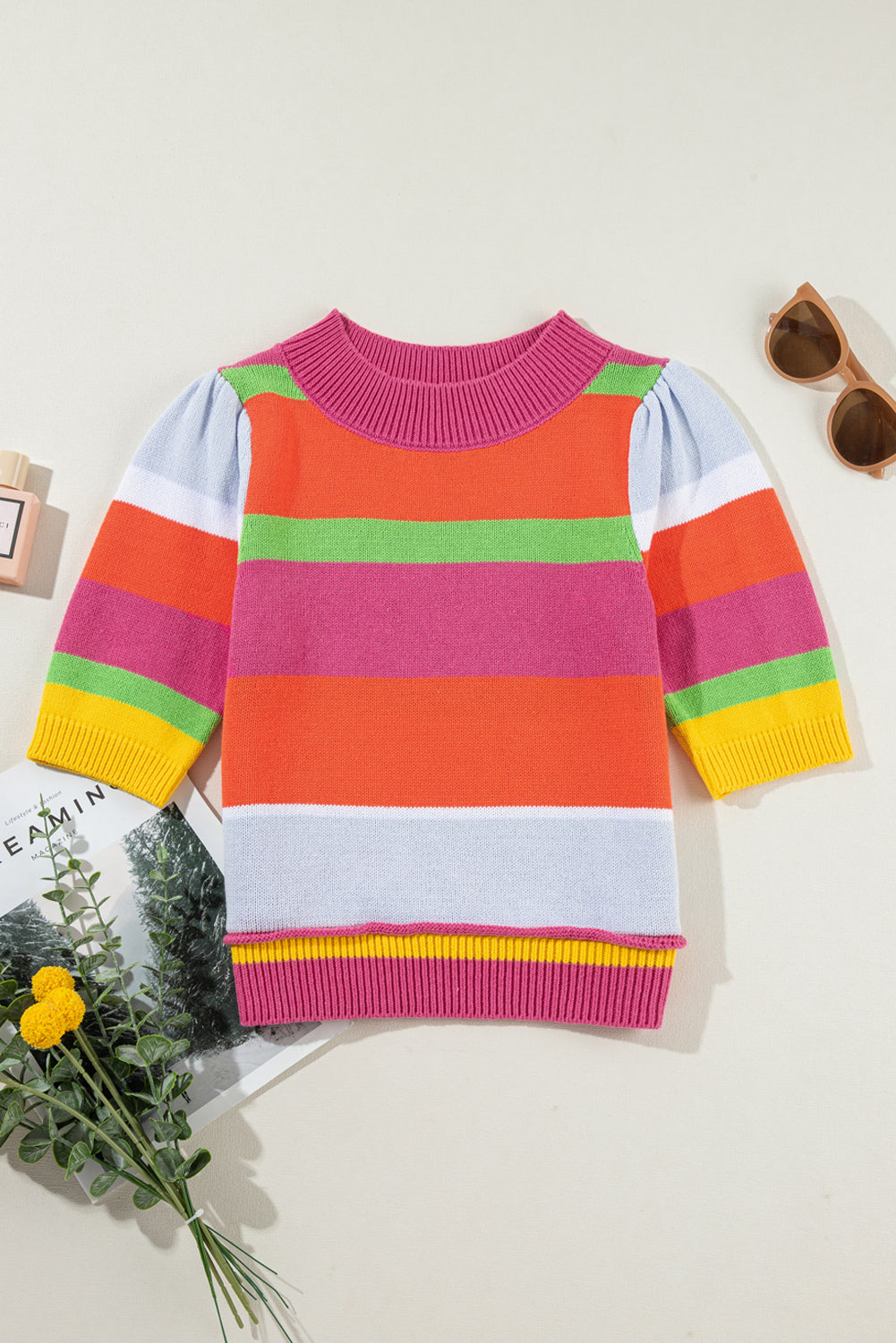 Mehrfarbiger kurzarmpullover mit farbblockmuster und kurzen ärmeln