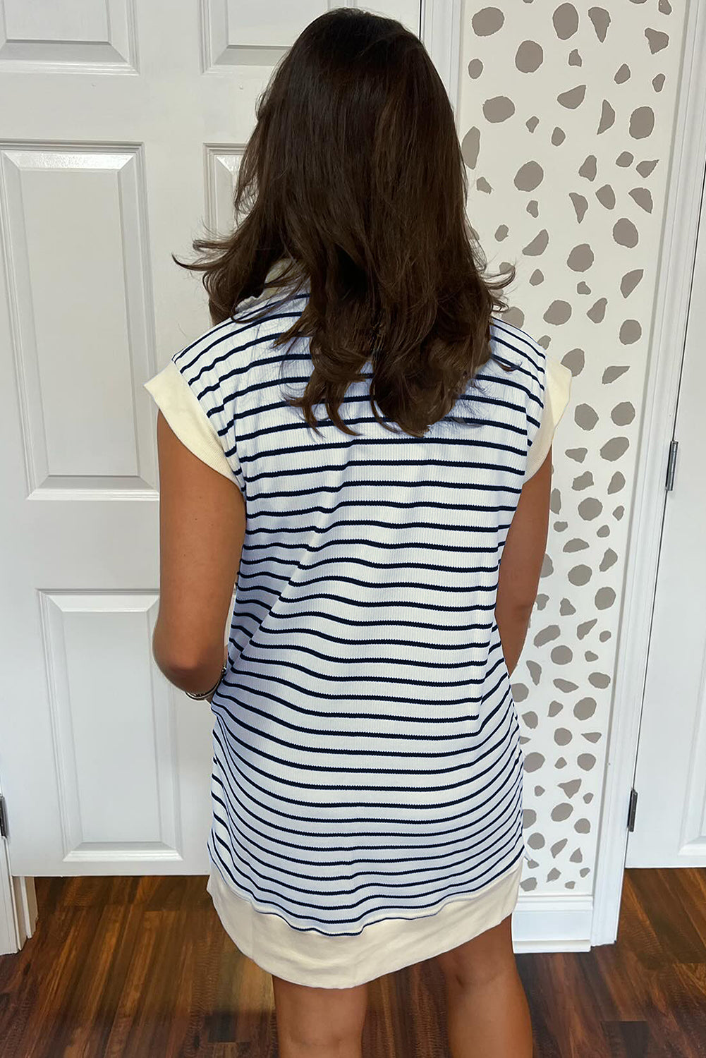 Blau gestreiftes minikleid mit rollkragen und langen ärmeln