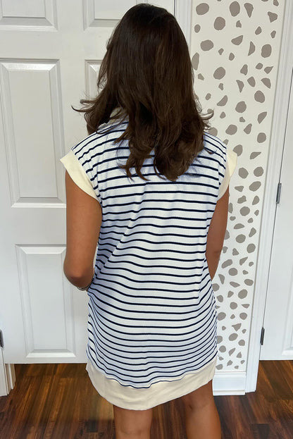 Blau gestreiftes minikleid mit rollkragen und langen ärmeln
