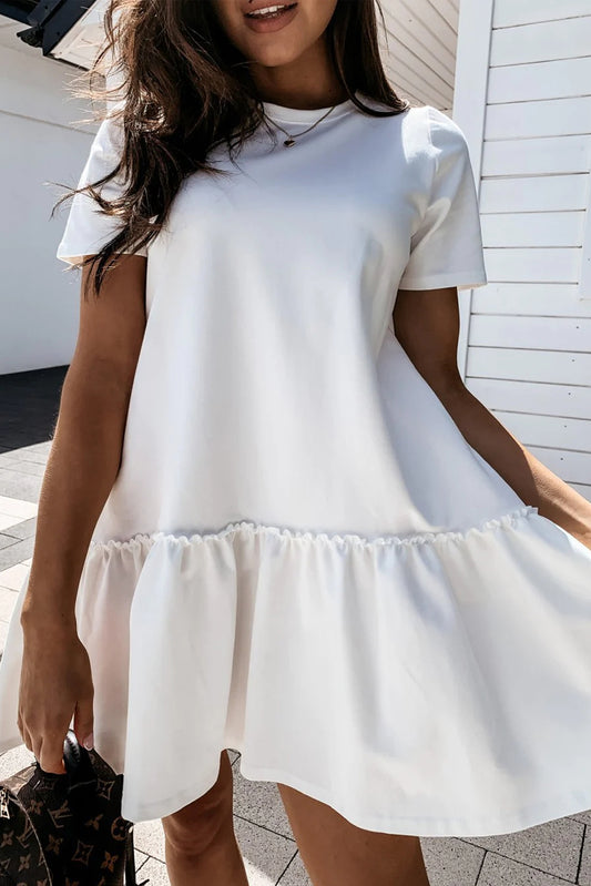 Weißes kurzärmeliges freizeitkleid mit gerüschtem saum